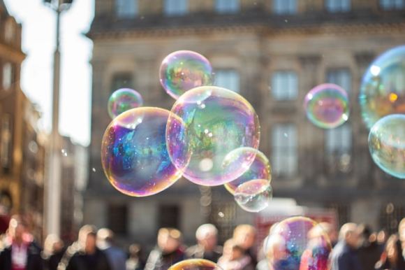 Bulles irisées au dessus de personnes en extérieur, pour symboliser leurs pensées